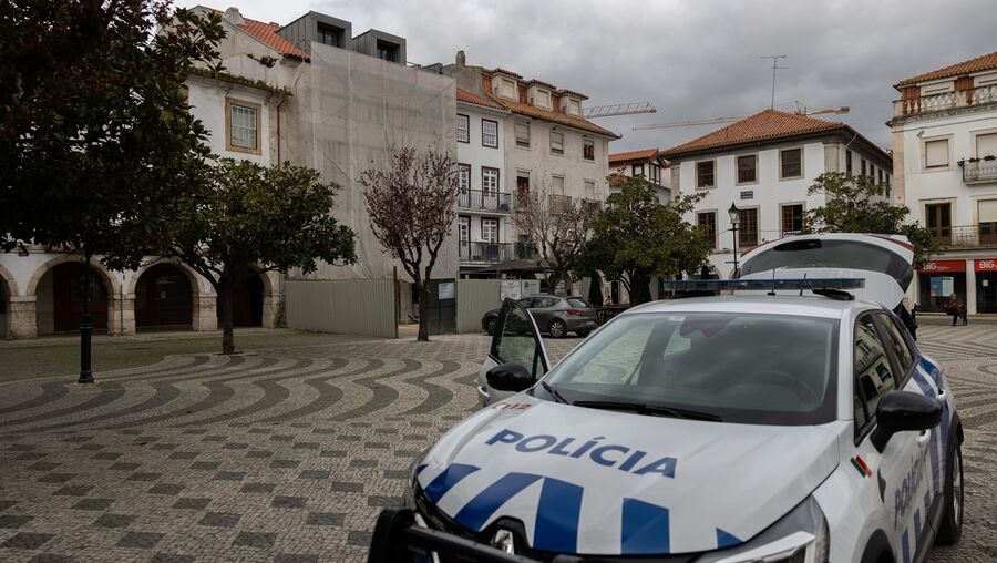 Polícia junto ao local onde os assaltantes descartaram as roupas do crime