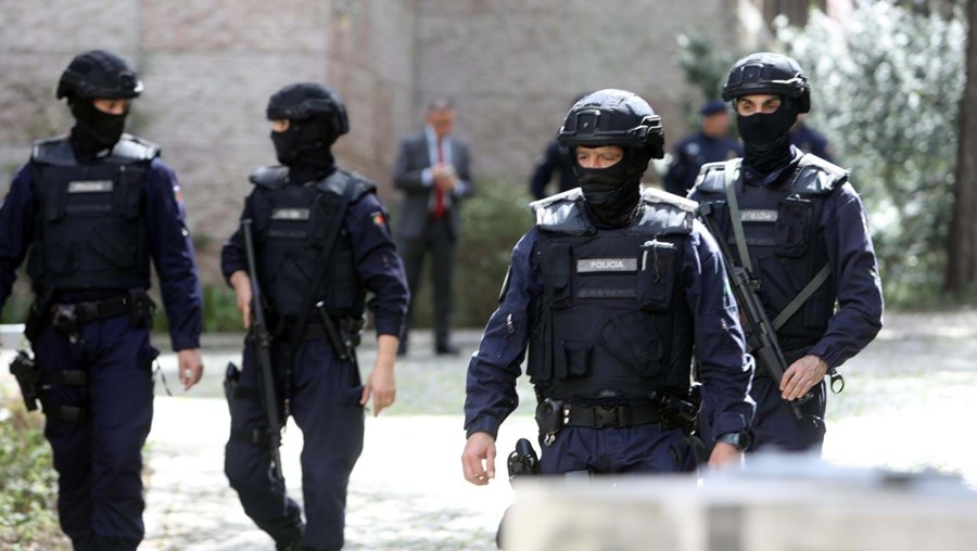 Polícia de elite armada no local do ataque no Centro Ismaelita em Portugal