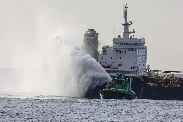 Imagens Mostram Navio A Arder Ao Largo Das Praias Da Foz Do Douro No