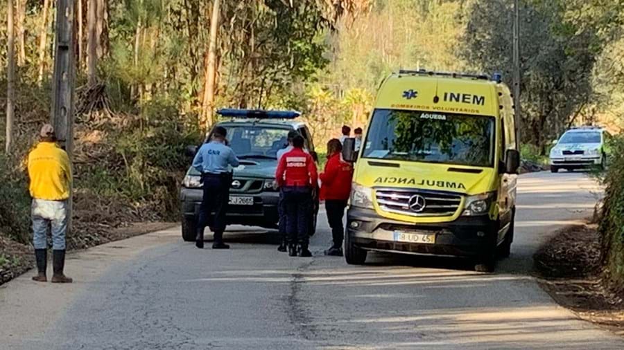Autoridades e meios de emergência no local onde um homem é suspeito de ter matado outro à facada em Águeda