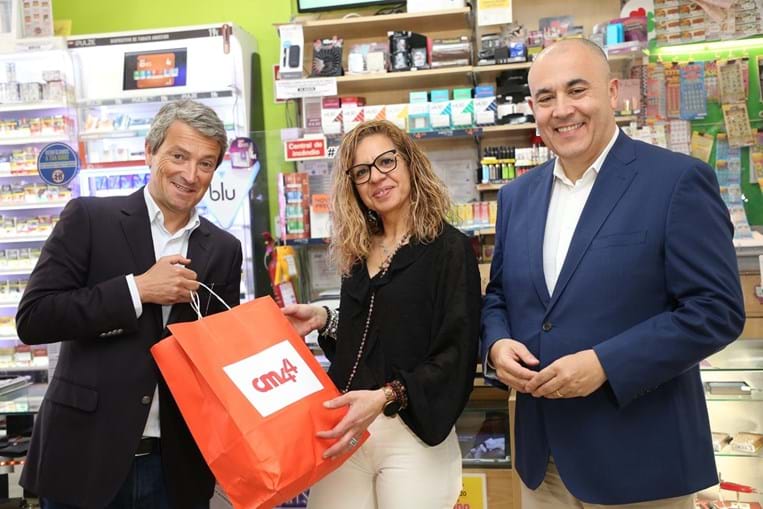 João Ferreira, subdiretor do CM, e Carlos Rodrigues, diretor-geral editorial, com a proprietária da papelaria ‘Master Gift’, em Tavira