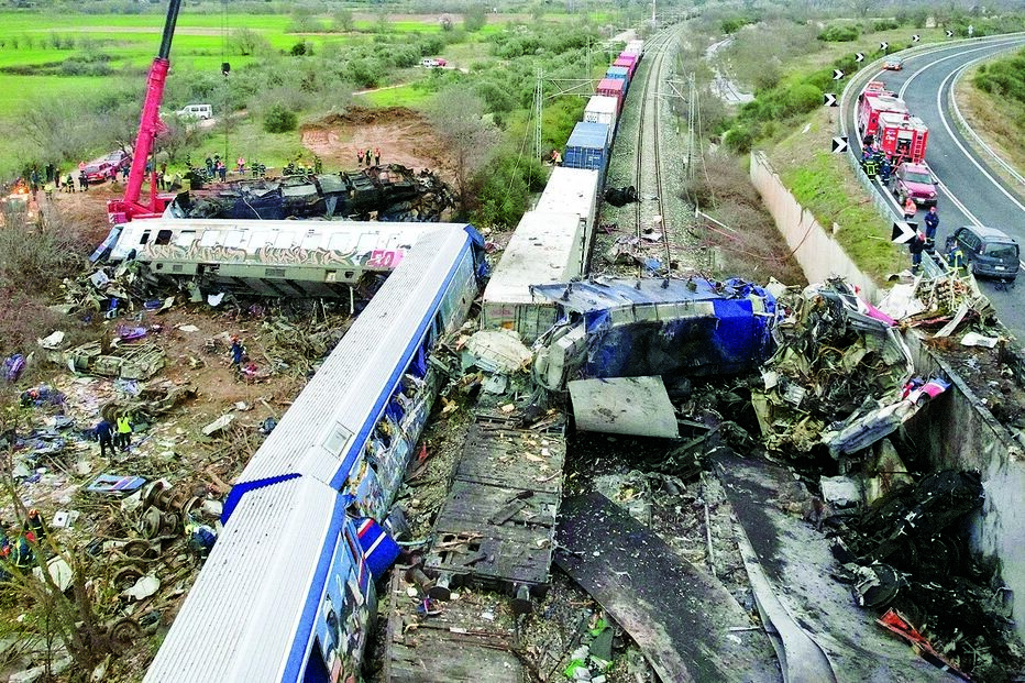Comboios colidem na Grécia