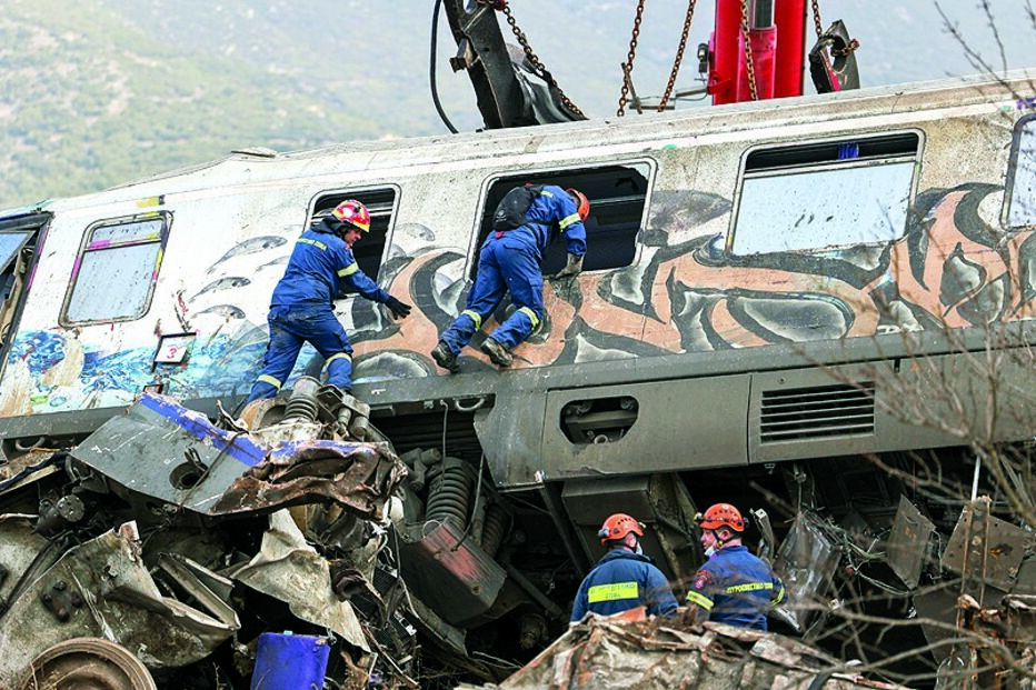 Comboios colidem na Grécia