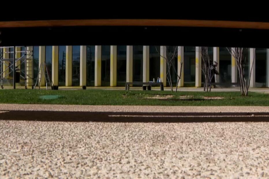 Ativistas ambientais pintam fachada da sede da EDP em protesto contra lucros