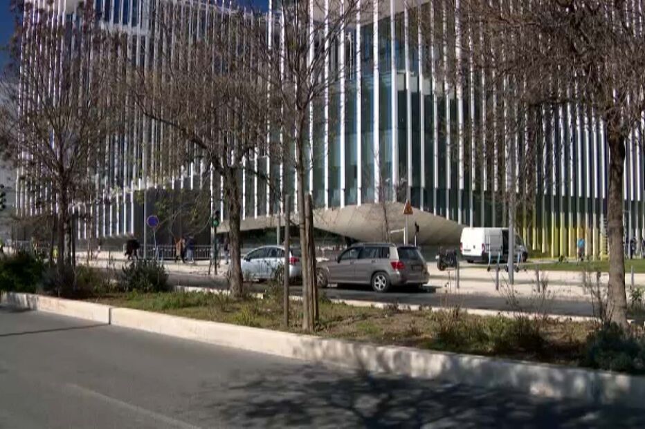 Ativistas ambientais pintam fachada da sede da EDP em protesto contra lucros