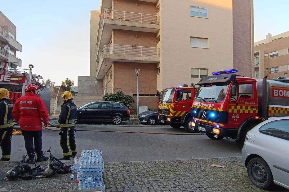 19 moradores retirados devido a incêndio em garagem de um prédio em Valongo 