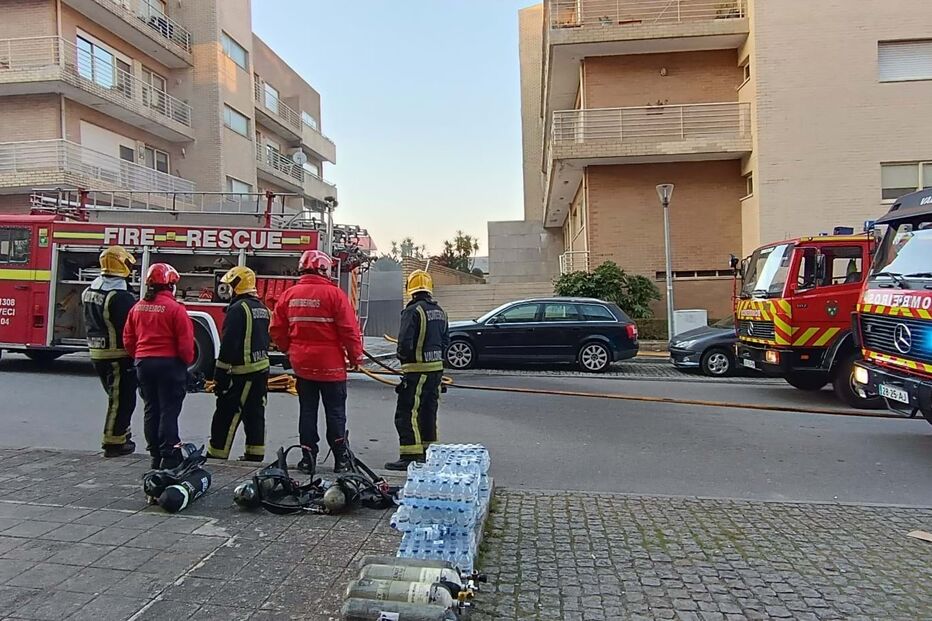 19 moradores retirados devido a incêndio em garagem de um prédio em Valongo 