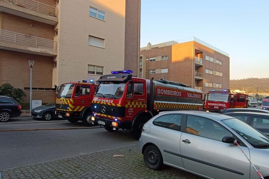 19 moradores retirados devido a incêndio em garagem de um prédio em Valongo 