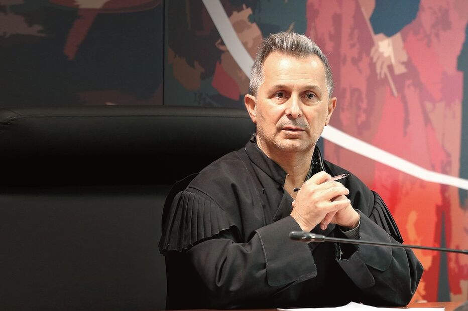 Imagem P10-11_ABERTURA_TRATAR_ESCURECER_NA SECCAO_ACRESCENTAR_FUNDO_NA LATERAL.jpg (17327602) (Milenium)