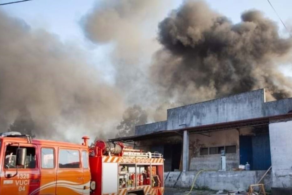 Incêndio em fábrica de polimentos em Paços de Ferreira