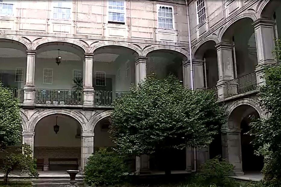 Funcionária judicial maltrata e põe a mãe idosa em cadeira de rodas a pedir esmola