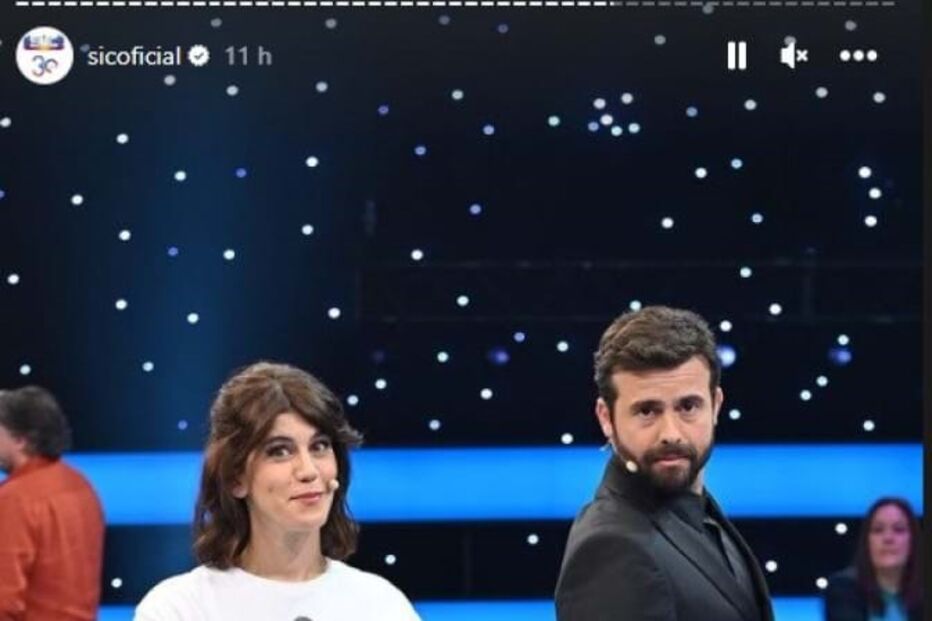 Inês Lopes Gonçalves usa camisola com fotografia de João Manzarra estampada