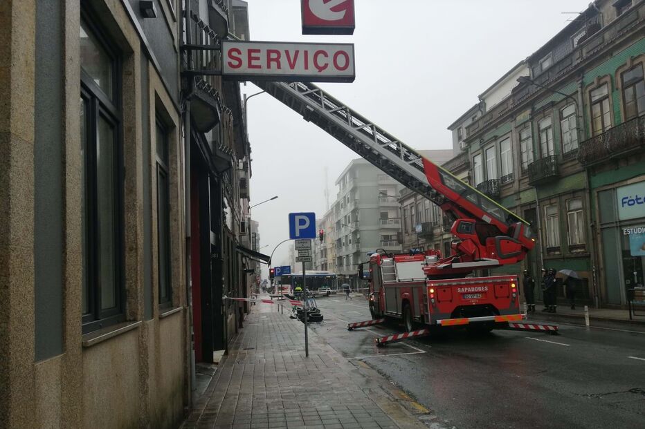 Rua da Constituição no Porto condicionada após queda de chapa na via.