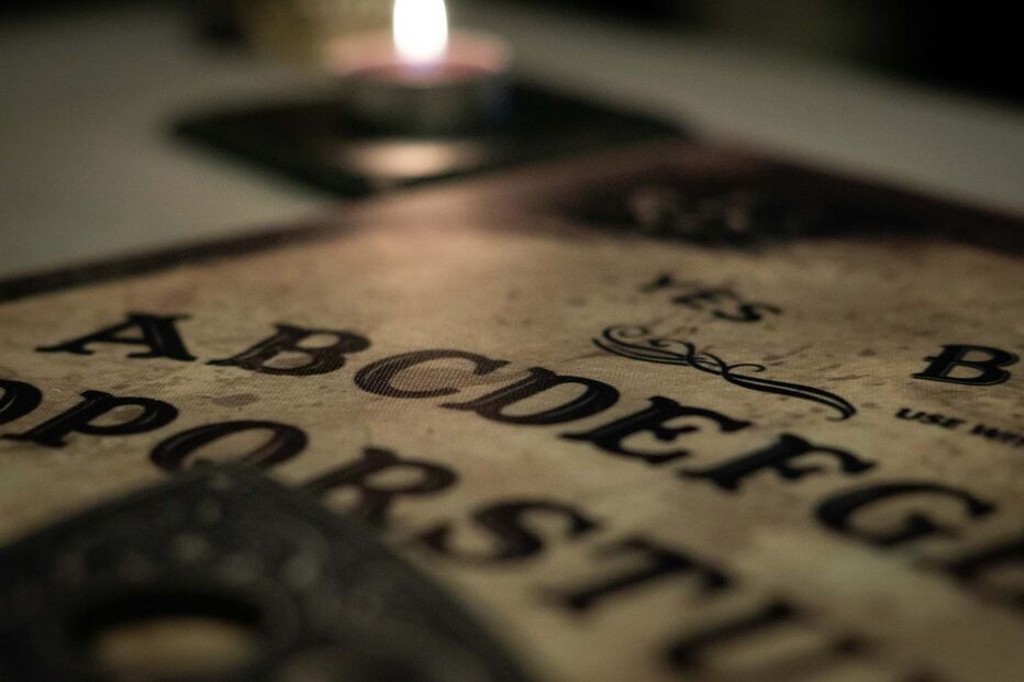 2023-03-08_17_18_07 ouija-board-ga10907f4b_1920.jpg