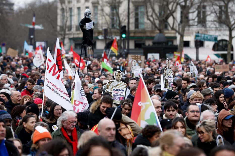 Um milhão de pessoas nas ruas de França contra a reforma das pensões 