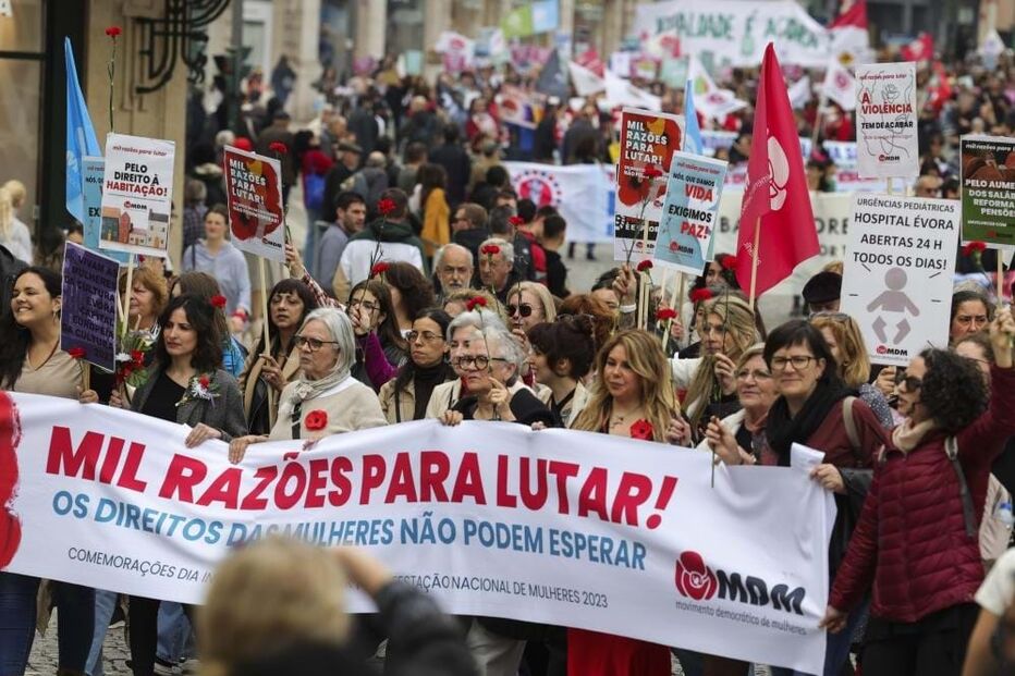 Milhares manifestam-se em Lisboa pelos direitos das mulheres 