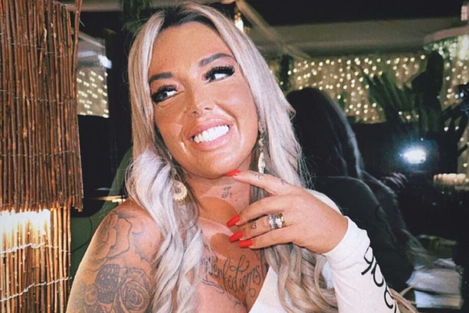 Cantora Cláudia Nayara