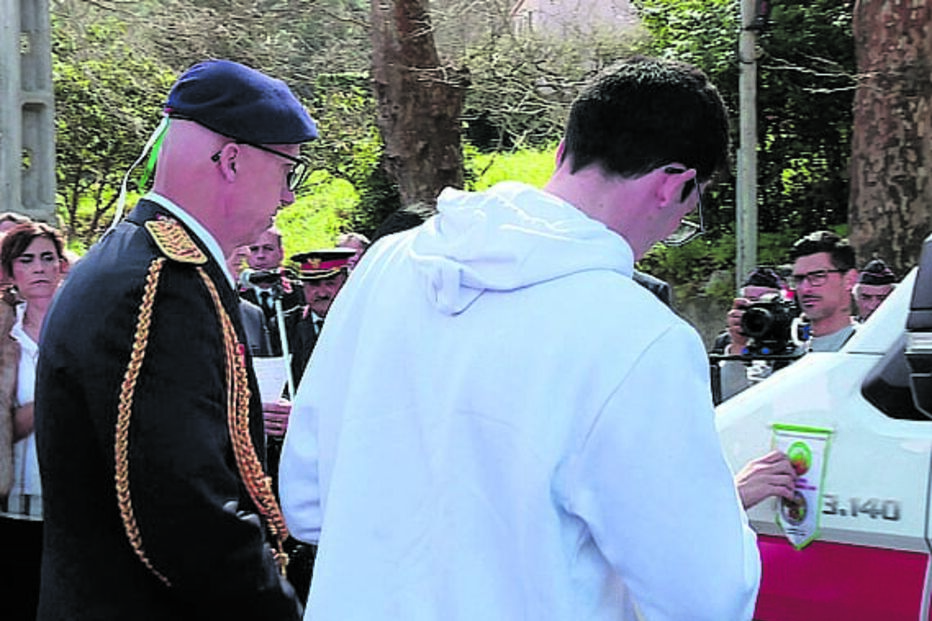 Cerimónia de batismo da ambulância, com a presença de familiares e amigos