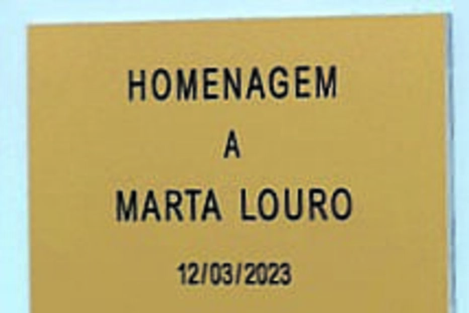 Placa com o nome da jovem  