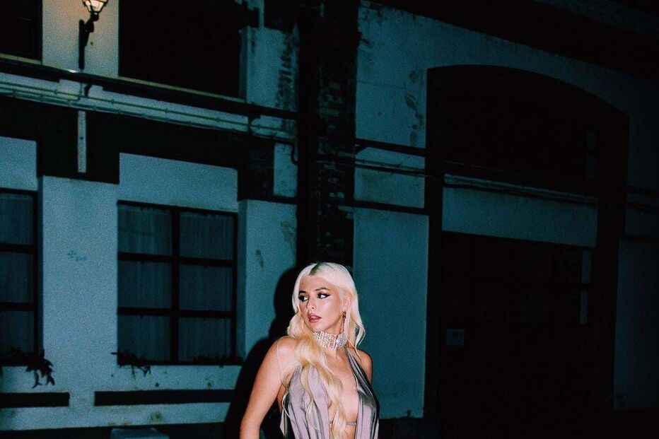 Bárbara Bandeira com um vestido num tom neutro