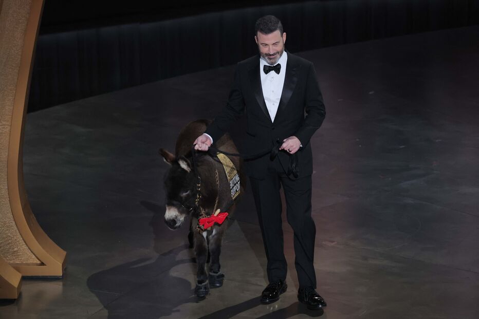 Jimmy Kimmel sobe a palco com burro