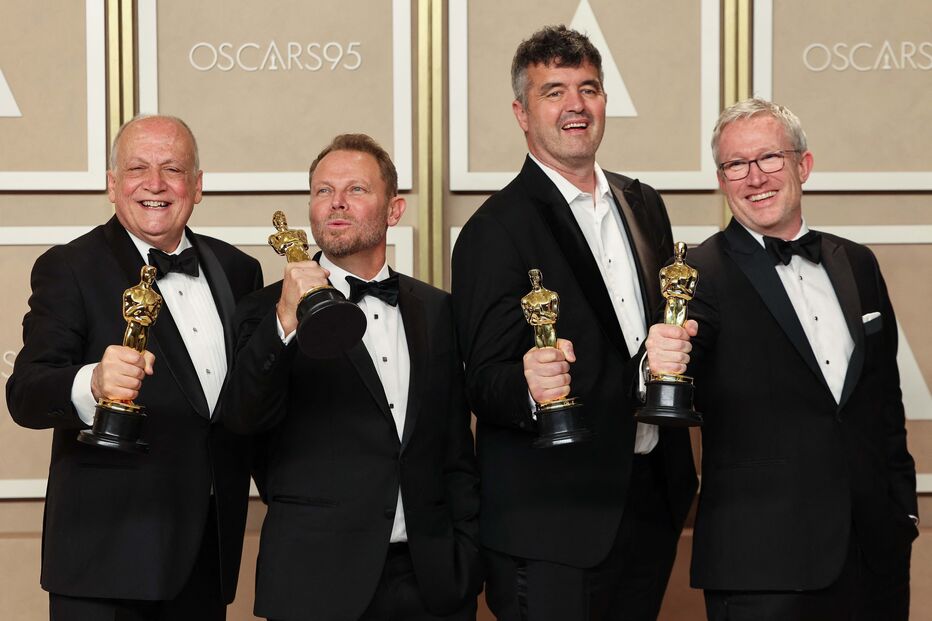 Joe Letteri, Richard Baneham, Eric Saindon and Daniel Barrett recebem o óscar pelos melhores efeitos visuais com o filme Avatar: The Way of Water