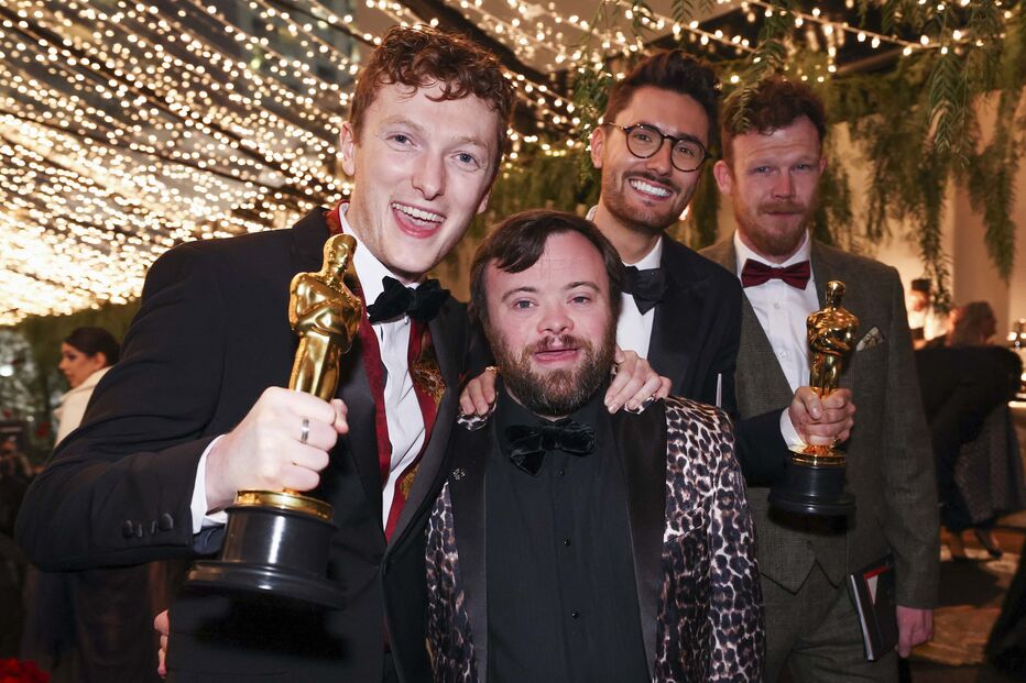 Tom Berkeley, Seamus O'Hara, James Martin and Ross White recebem o óscar Oscar para melhor curta-metragem em Live Action com An Irish Goodbye.JPG