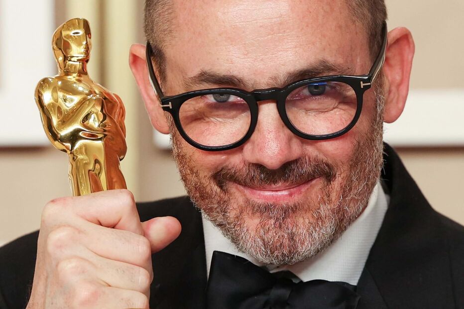 Edward Berger recebe o óscar pelo melhor filme internacional, melhor direção de arte, melhor fotografia e melhor banda sonora com All Quiet on the Western Front