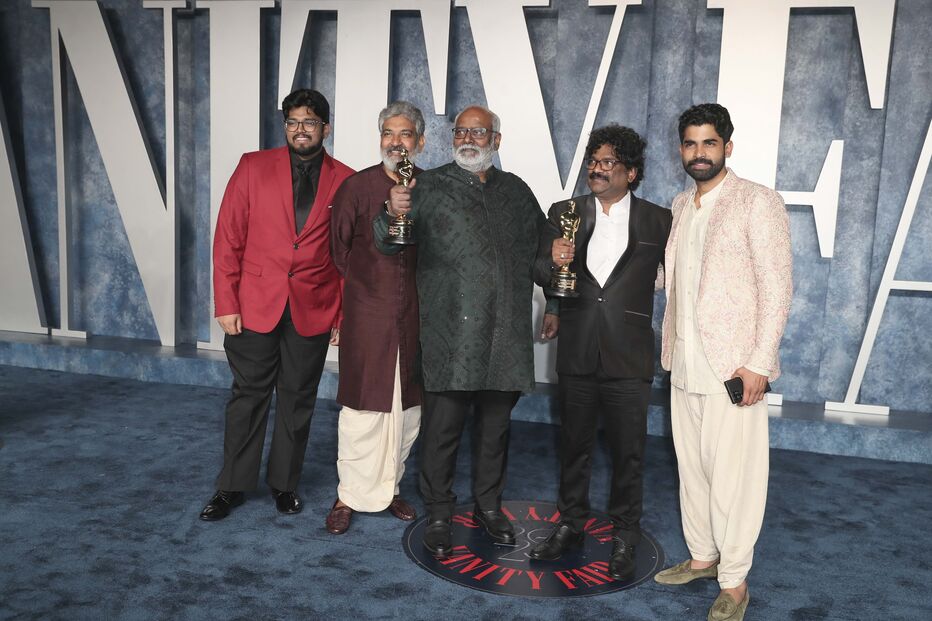 M.M. Keeravaani e Chanrabose recebem o óscar pela melhor canção original 