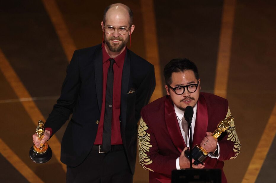 Daniel Kwan  é o vencedor do óscar de melhor diretor com o filme Everything Everywhere All ate Once