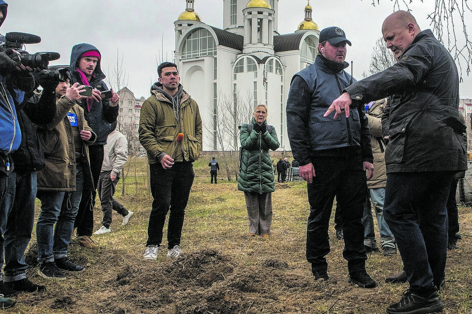 Karim Khan, procurador-chefe do TPI, visitou várias vezes a Ucrânia para recolher informações sobre os crimes de guerra