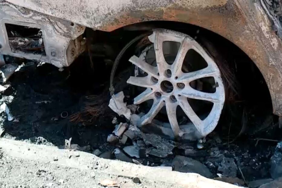 Carros destruídos pelas chamas em Alfragide