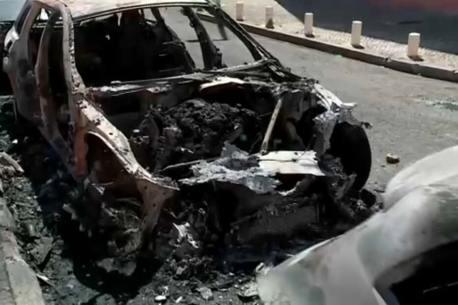 Carros destruídos pelas chamas em Alfragide