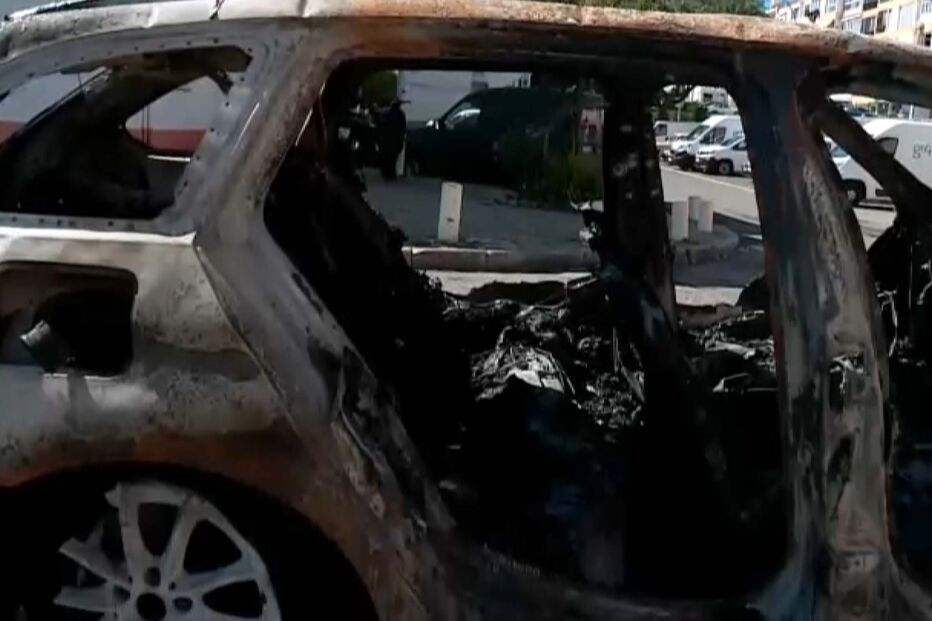 Carros destruídos pelas chamas em Alfragide