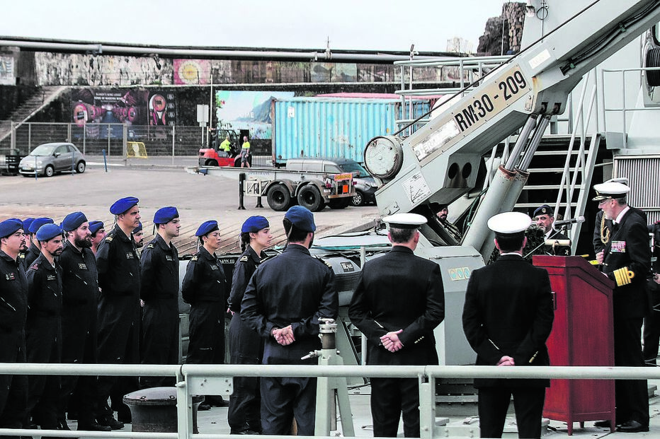 Gouveia e Melo (à direita) dirigiu-se, ontem, durante 13 minutos, aos militares da guarnição do ‘Mondego’, atracado no Funchal 