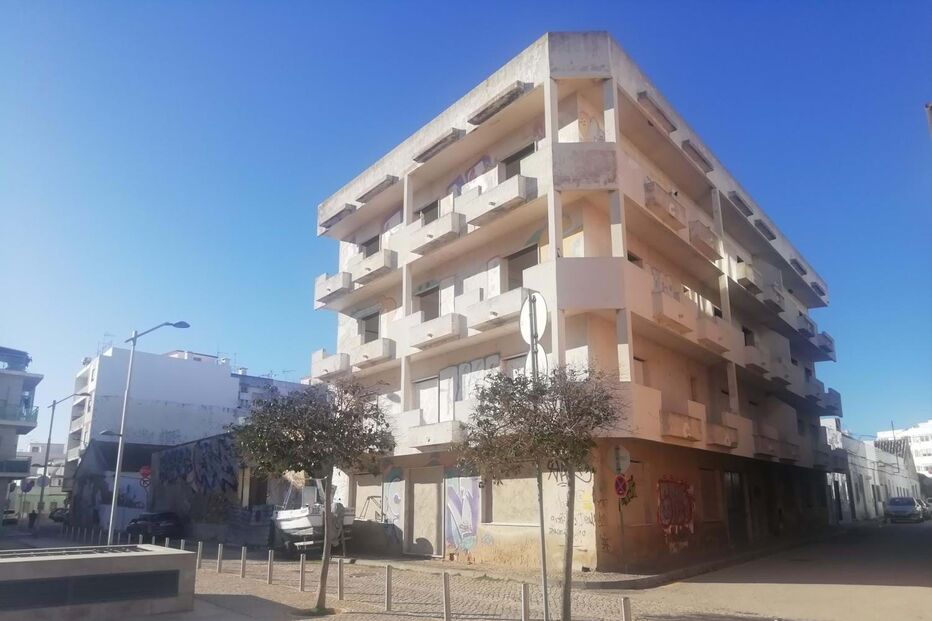 Apartamentos propriedade do Estado abandonados em Olhão