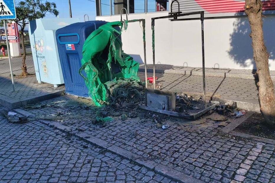 Ecopontos queimados em pontos distintos no Porto