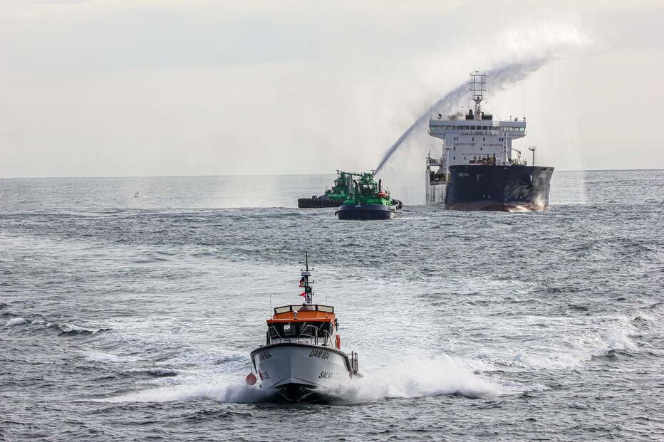 Navio a arder ao largo do Porto
