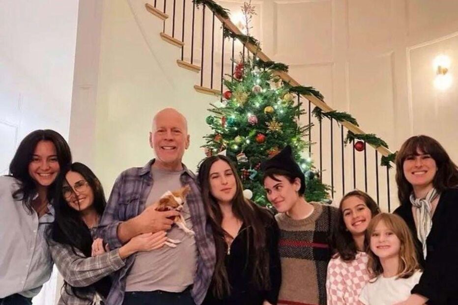 O ator com a mulher, a ex-mulher, Demi Moore, e as cinco filhas