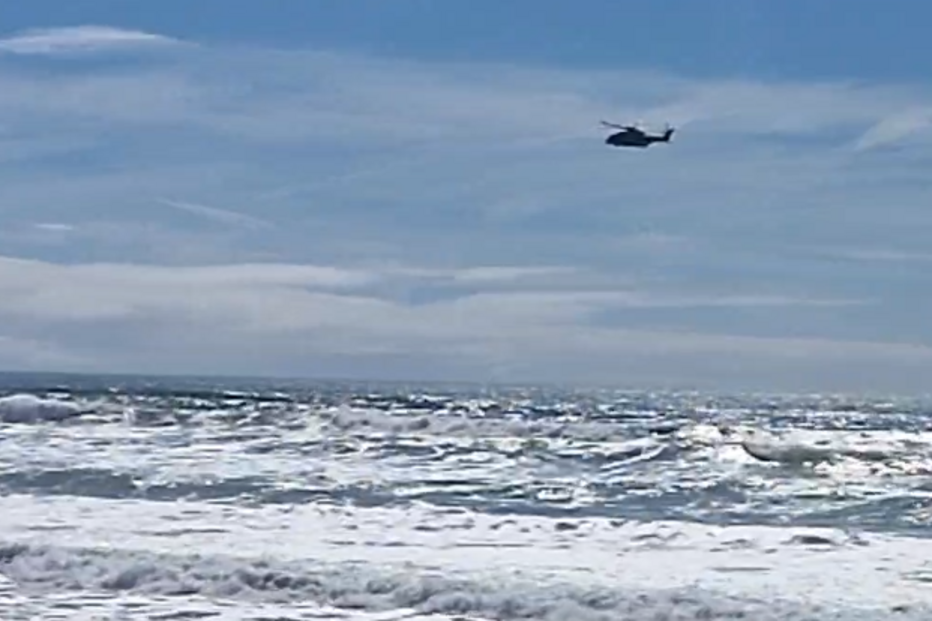 Buscas por homem que caiu ao molhe em praia na Costa da Caparica