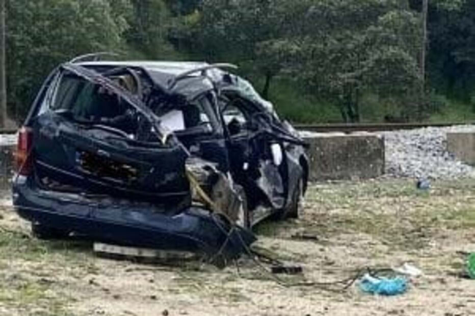 Comboio abalroa carro na linha do Leste