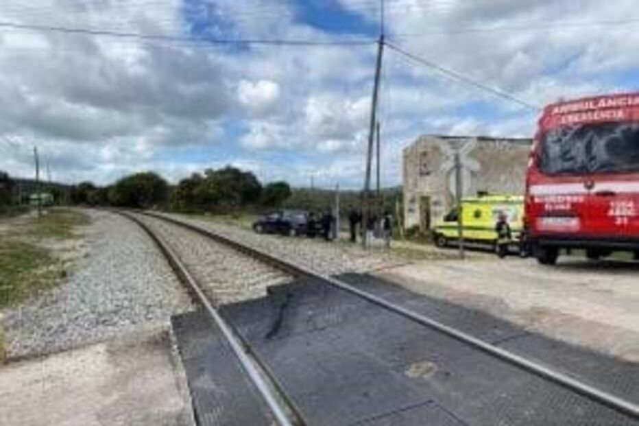 Comboio abalroa carro na linha do Leste
