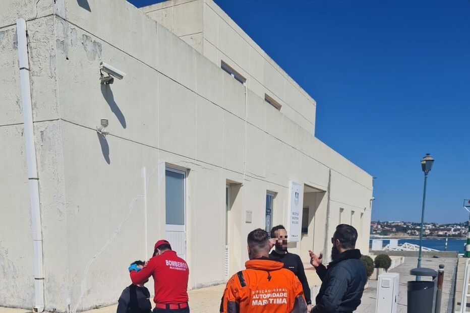 Estação Salva-vidas de Cascais resgata surfistas na praia do Abano em Cascais