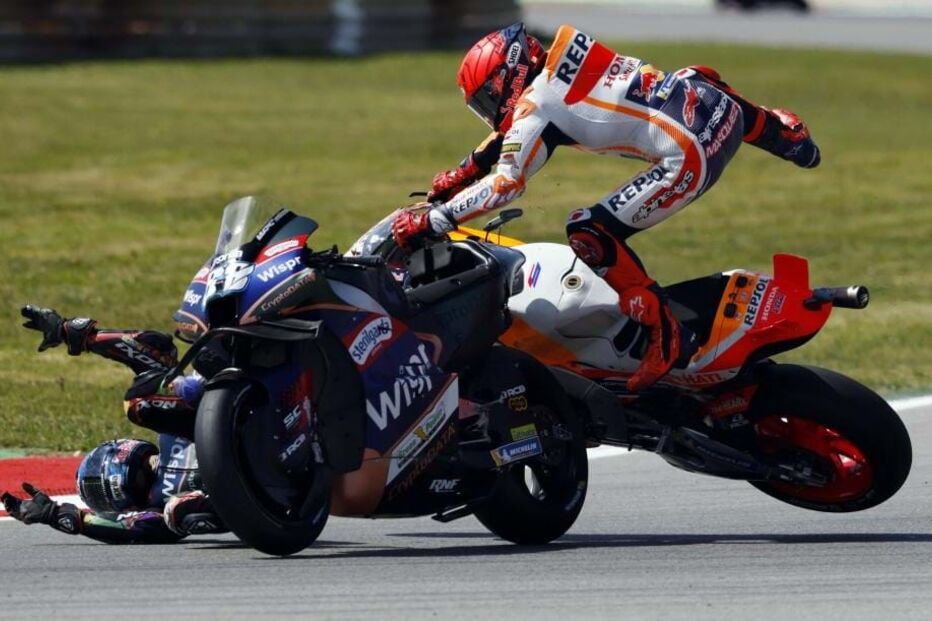 Choque entre Miguel Oliveira e Marc Márquez