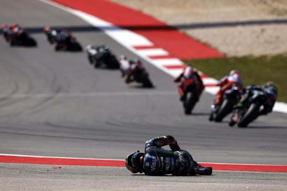 Miguel Oliveira no chão do autódromo de Portimão