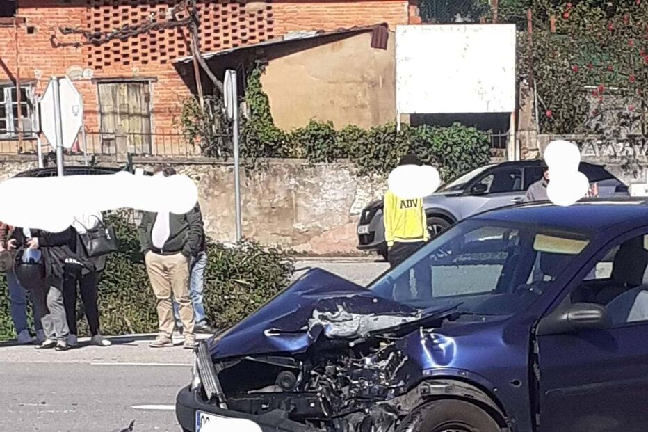 Motociclista fica ferido em colisão frontal com carro em Oliveira de Azeméis