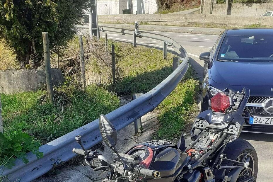 Motociclista fica ferido em colisão frontal com carro em Oliveira de Azeméis