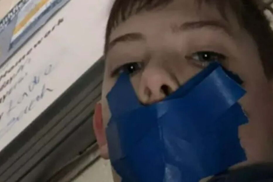 2023-03-27_12_25_33 criança com boca tapada.jpg