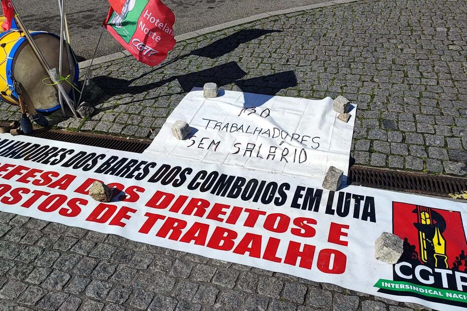 Trabalhadores dos bares dos comboios da CP estão em vigília no Porto pela defesa dos postos de trabalho 