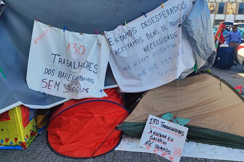 Trabalhadores dos bares dos comboios da CP estão em vigília no Porto pela defesa dos postos de trabalho 